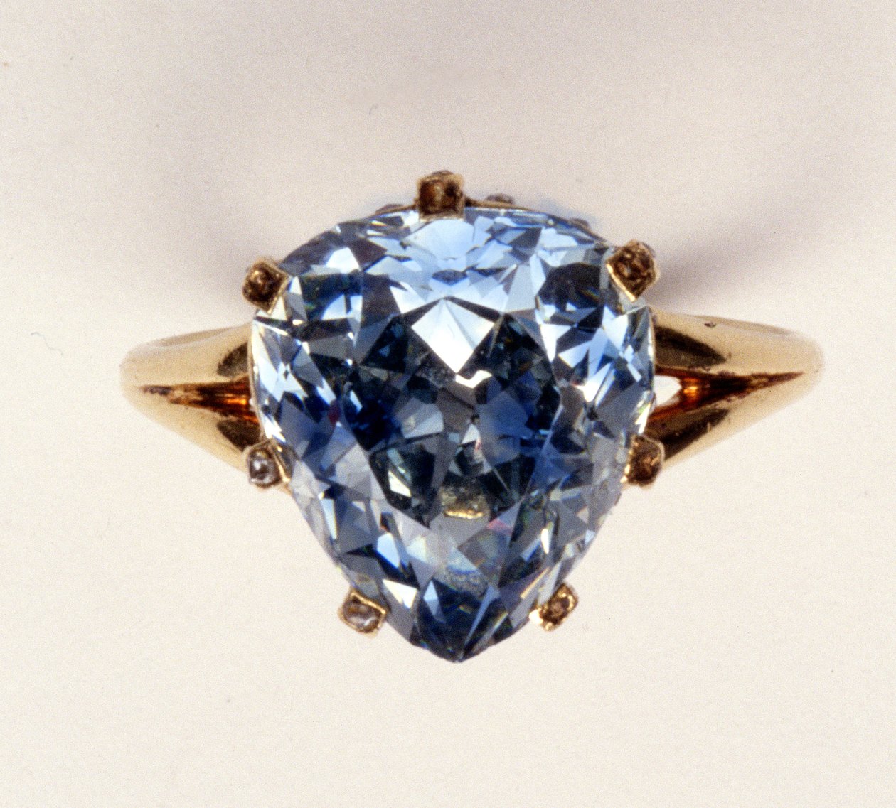 Antik fancy-cut ring, den blågrå diamanten som veier 5,45 karat, en gang eid av Marie-Antoinette av Unbekannt