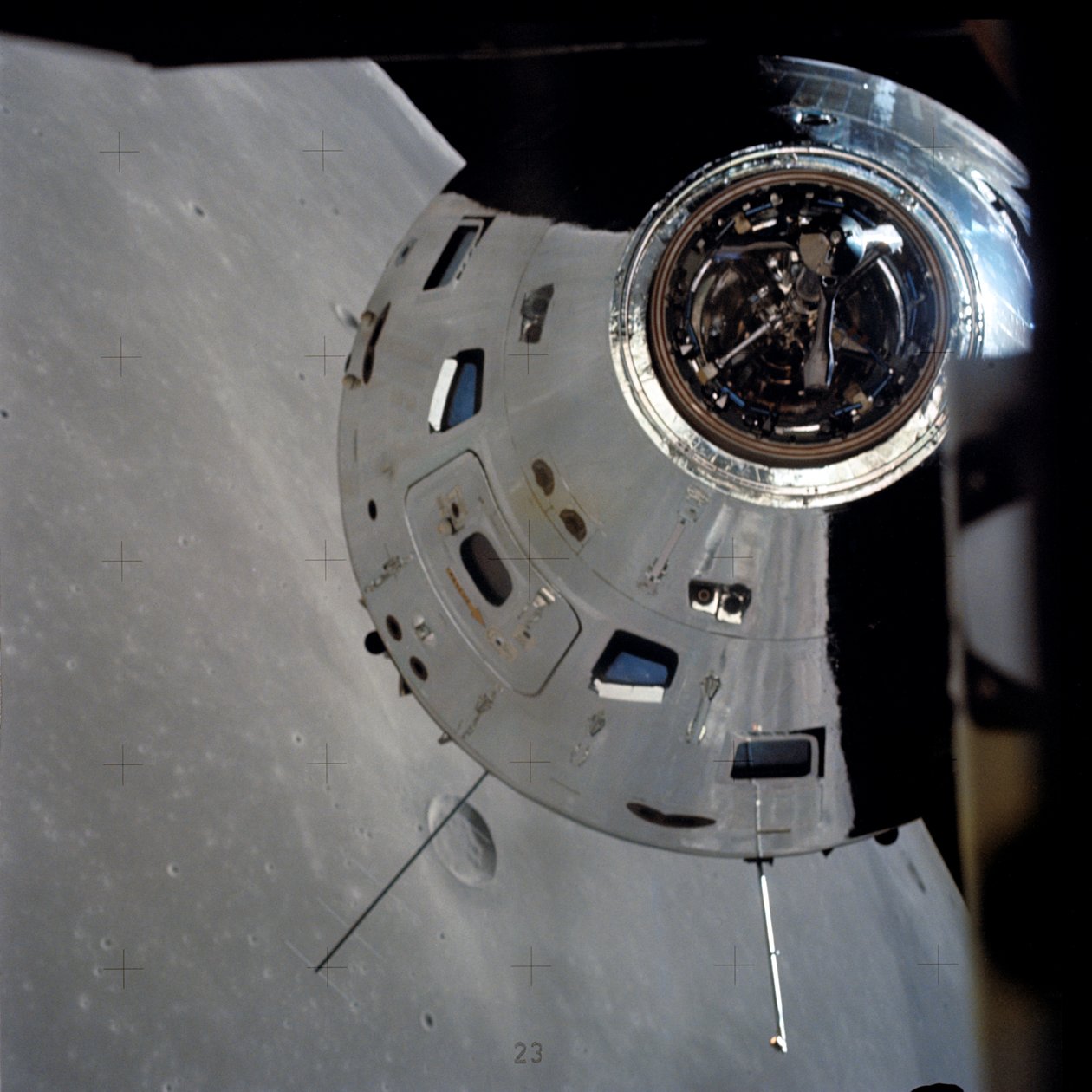 Apollo 17 Command/Service-moduler fotografert fra månemodul i bane av Unbekannt