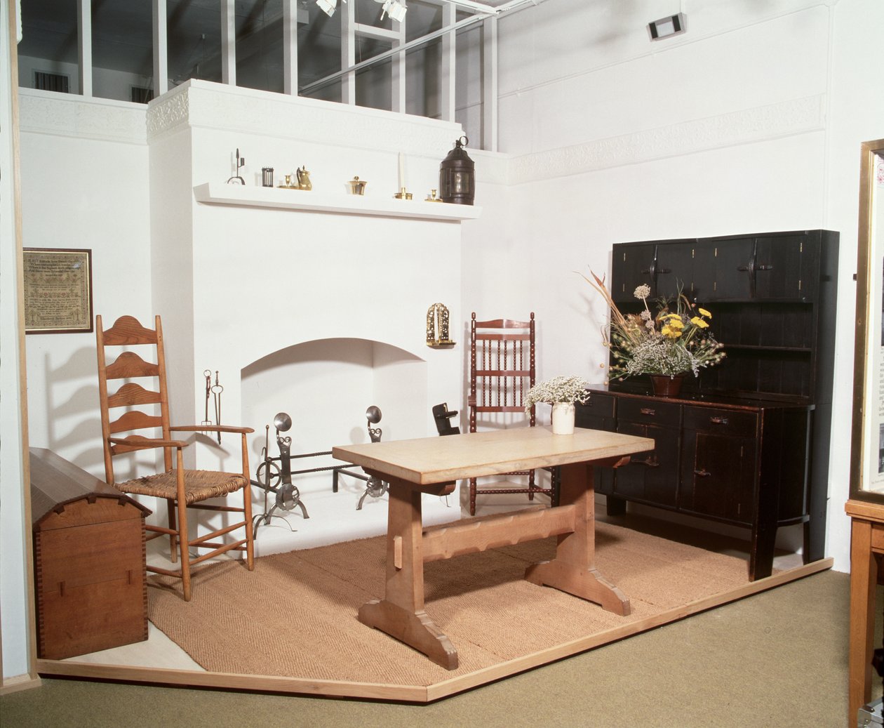 Arts and Crafts interiør som viser møbler og metallverk designet av Ernest Gimson og Ernest Barnsley av Unbekannt