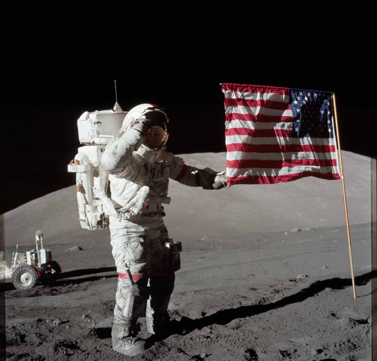 Astronaut Eugene A. Cernan, Apollo 17-kommandør, er fotografert ved siden av USAs utplasserte flagg under månens overflate ekstravehicular aktivitet (EVA) på Taurus-Littrow landingsstedet. Den høyeste delen av flagget ser ut til å peke mot planeten vår av Unbekannt