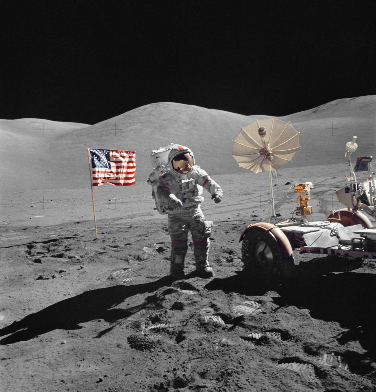 Astronaut Eugene Cernan går mot LRV under EVA av Unbekannt