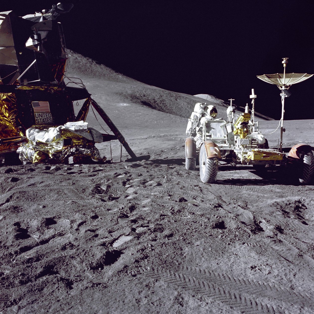 Astronaut James Irwin laster Lunar Roving Vehicle ved landingsstedet Hadley-Apennine av Unbekannt