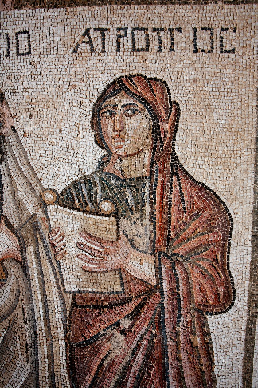 Atropos - En av de tre skjebnene representert med en åpen rulle som Achilles-livet var innskrevet på - Detalj fra panelet som representerer det første badet til Achilles - Paphos Mosaics, Villa of Theseus, 5. århundre e.Kr. - Kypros - Representasjon av Atr av Unbekannt