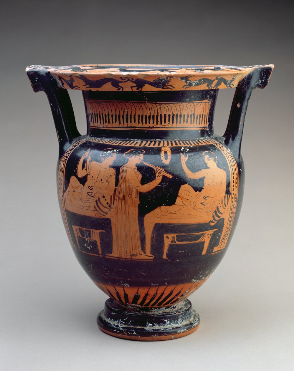 Loftsøylekrater med rød figur med en symposiumscene av en fløytespiller mellom to liggende menn, gresk, ca. 420 f.Kr. (keramikk) av Unbekannt