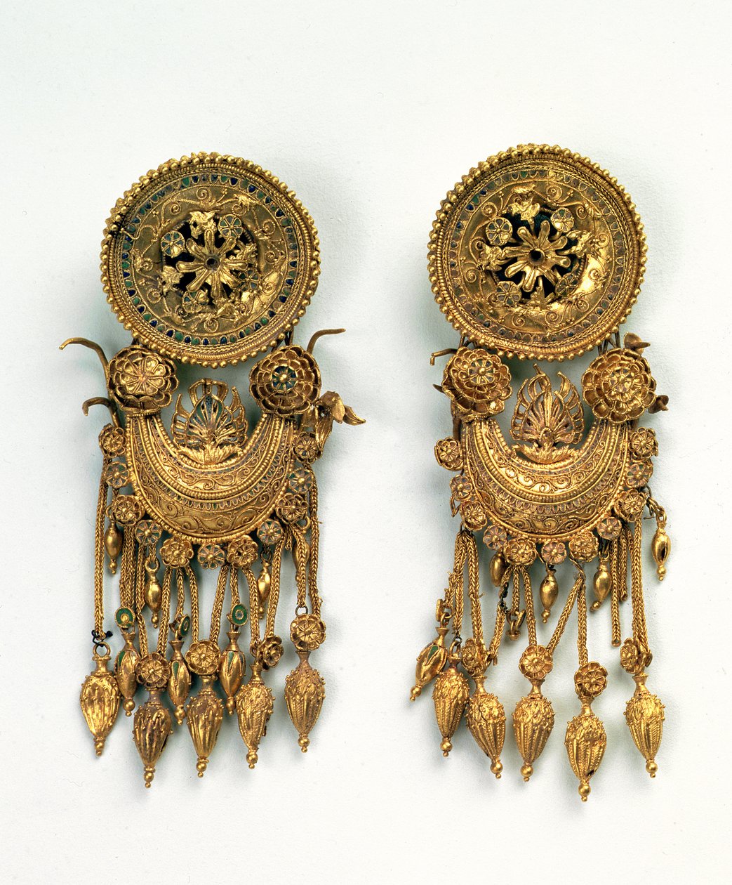 Attikane øredobber dekorert med filigrangranulering og emalje, fra Bosporan Kingdom, første halvdel av det 4. århundre f.Kr. (gull og emalje) av Unbekannt