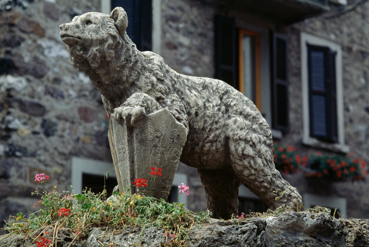 Bjørnestatue, Bjørneplassen, Schilpario, Lombardia, Italia av Benjamin Baud