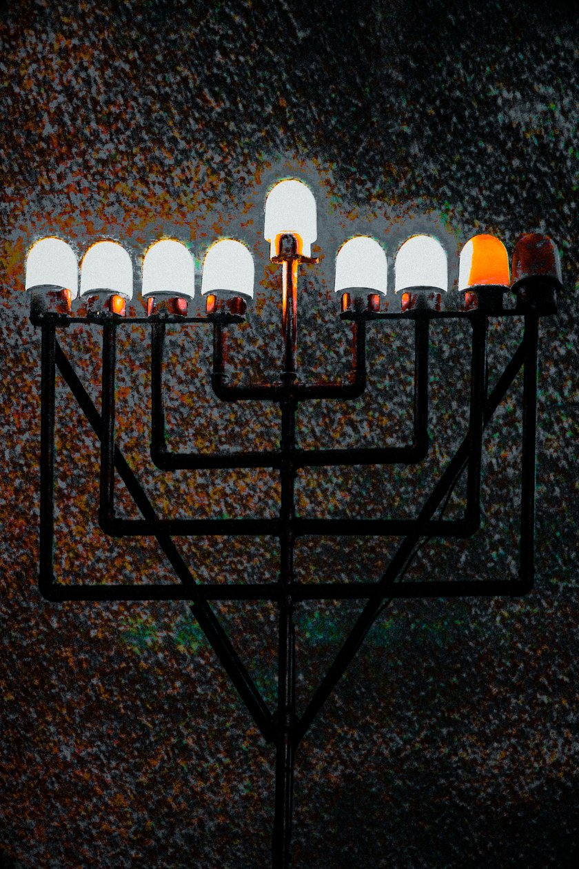 Big Synagogue Menorah, 2018 (håndmalt fotografi) av Unbekannter Künstler