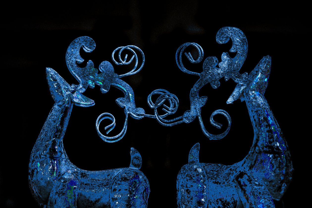Blue Reindeer, 2017 (ommalt fotografi) av Unbekannter Künstler