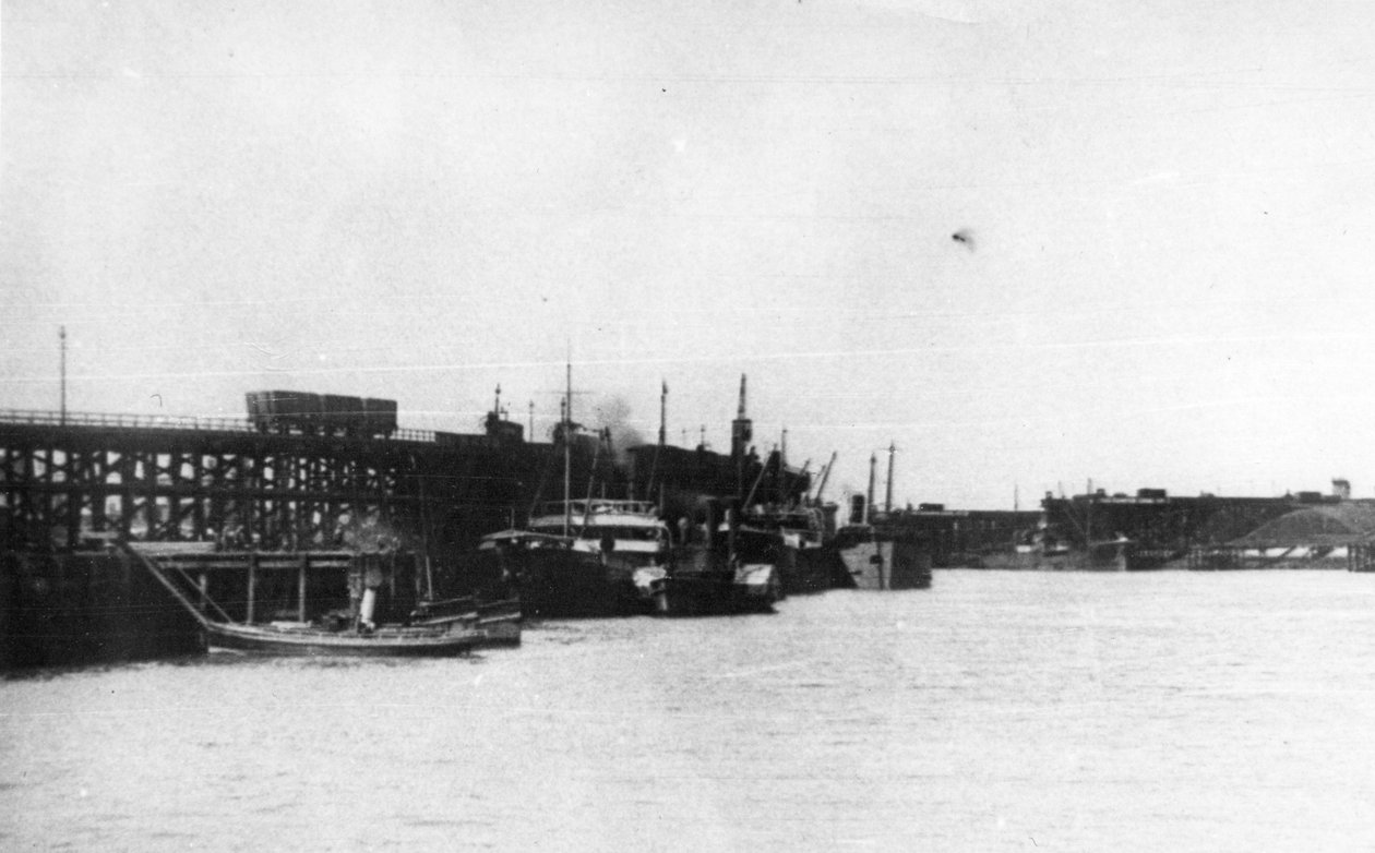 Blyth Harbour, som viser en mengde colliers som ligger ved siden av Blyth Staiths med en Harbour Commission-oppskyting i forgrunnen av Unbekannt