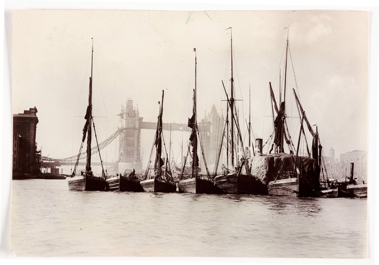 Båter fortøyd ved Tower Bridge av Unbekannt