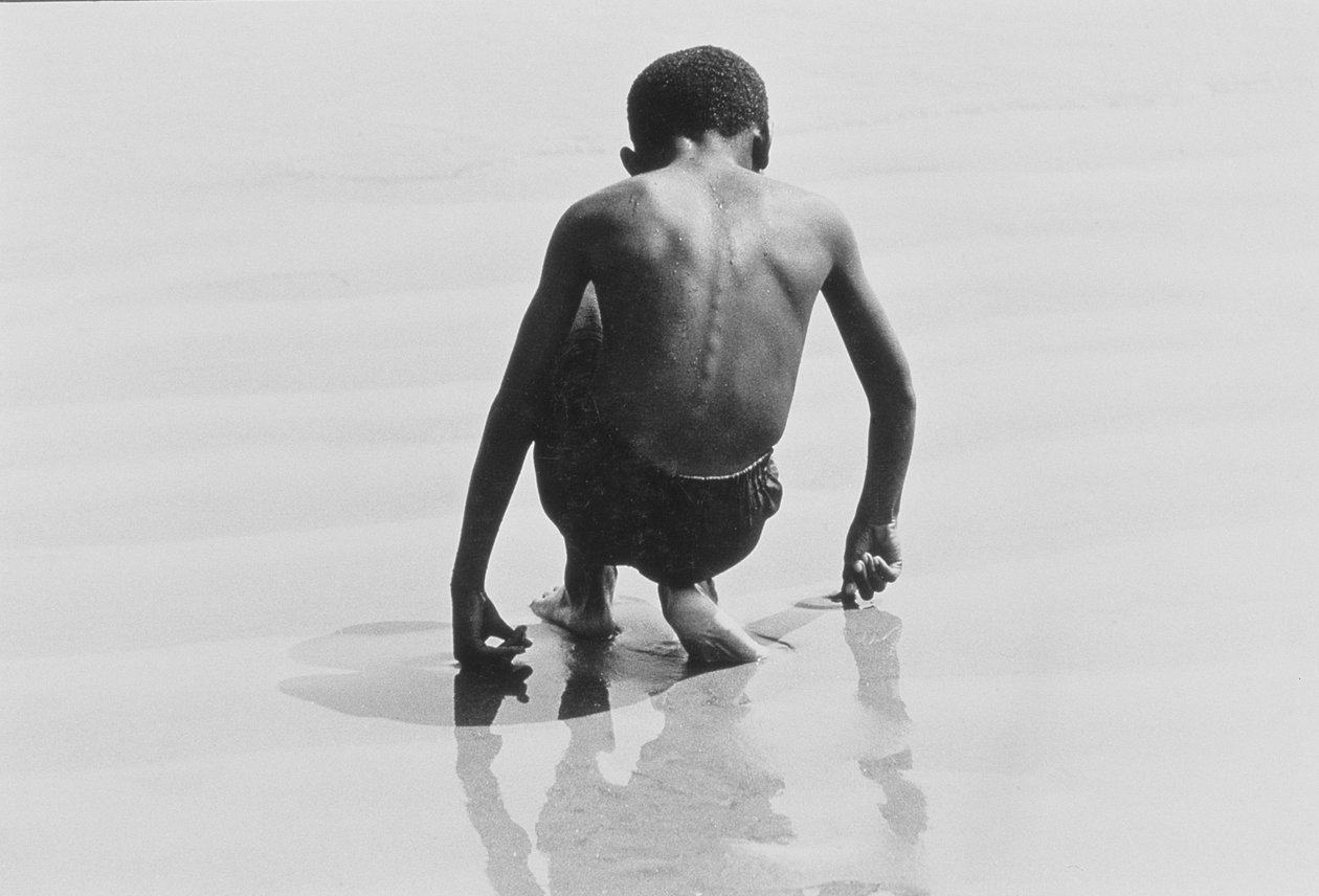 Boy Playing in the Sand at Coney Island, Untitled 30, ca. 1953-64 (s/hvitt-bilde) av Unbekannter Künstler