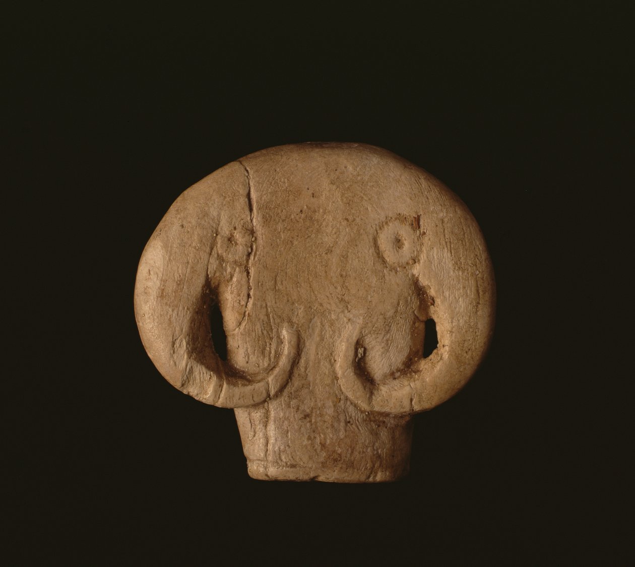 Oksehodeamulett, predynastisk egyptisk, Naqada IIa, ca. 3500 f.Kr. (flodhest elfenben) av Unbekannt