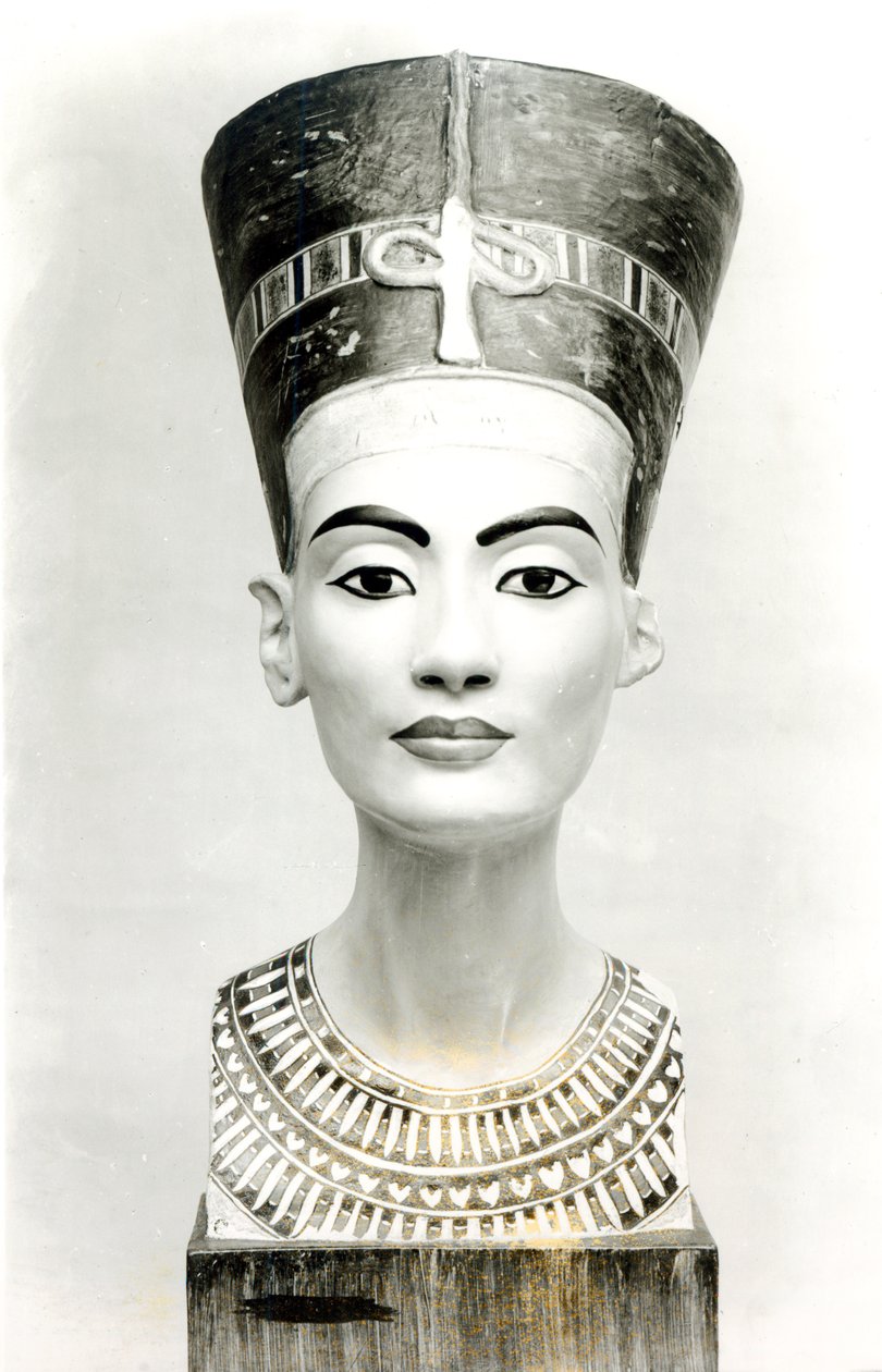 Byste av dronning Nefertiti, sett forfra, kopi av byste i Aegyptisches Museum, SMPK, Berlin (malt kalkstein) (s/hvitt foto) (se også 114018-20) av Unbekannt