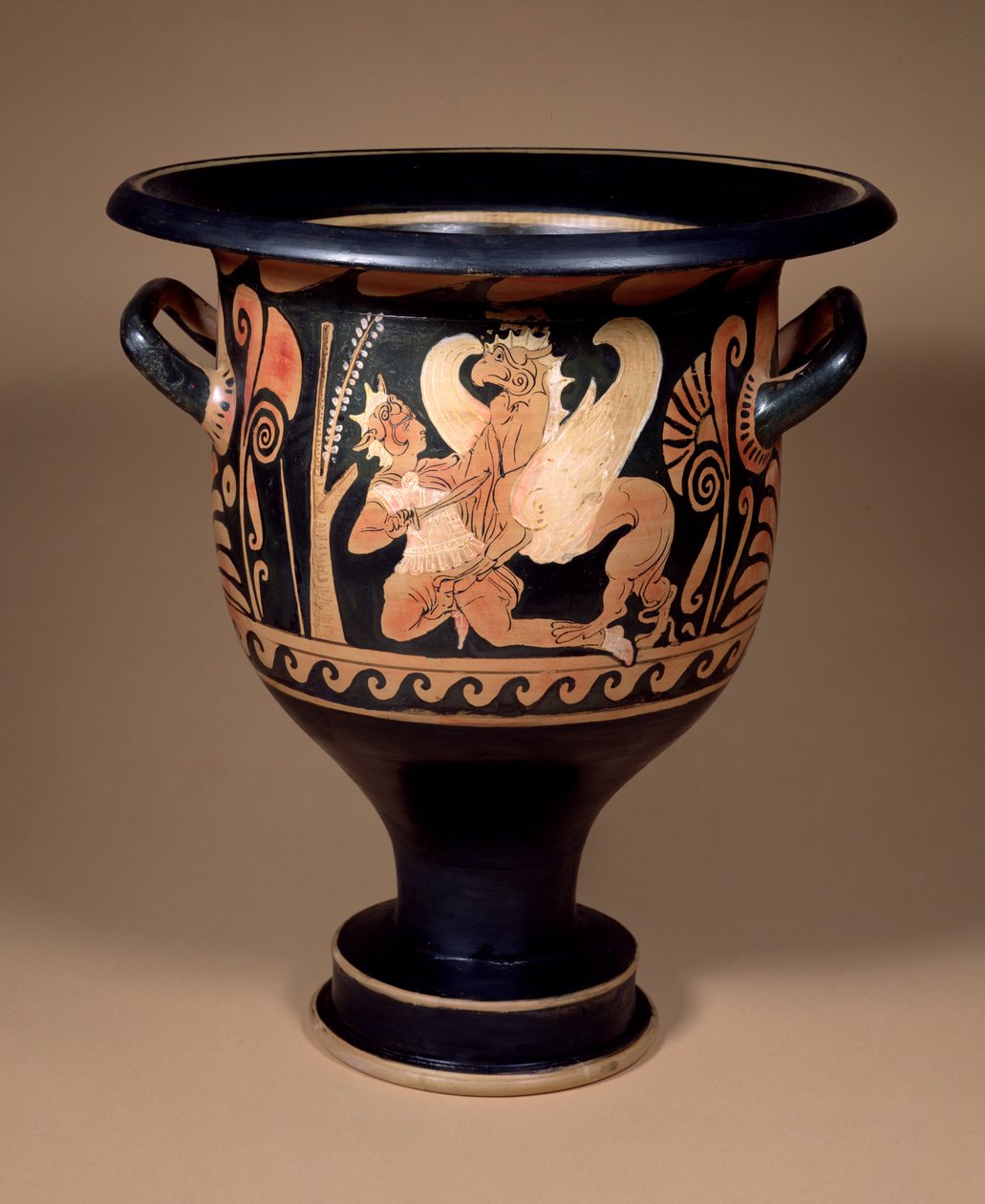 Campansk klokkekrater med rød figur dekorert med en arimasp i kamp med en stor griffin, ca. 340 f.Kr. (keramikk) av Unbekannt