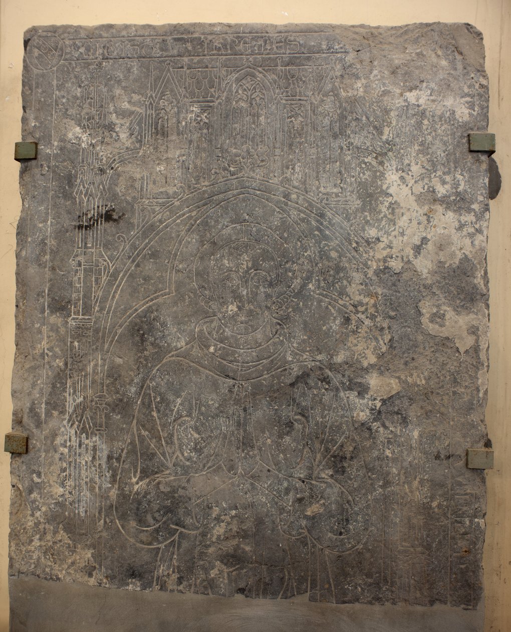 Katedralsamling. Fragment av en steinplate. Bas-relieff. En tjenestemann i kirken. Opprinnelseskirke (Saint-Quentin av Tournai. Slutten av 1200-tallet. Detalj. av Unbekannter Künstler