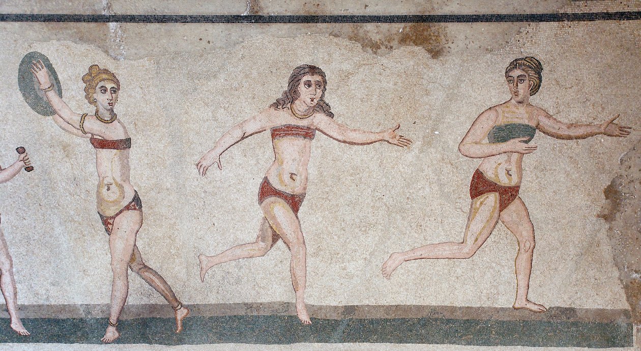 Chamber of the Ten Maidens eller mosaikken til "Bikini-jentene". Generelt sett på det øvre panelet: vekt, skivekasting og løping. 3. - 4. århundre. Roman Villa of the Casale, Sicilia. UNESCO nettsted. av William M. Timlin
