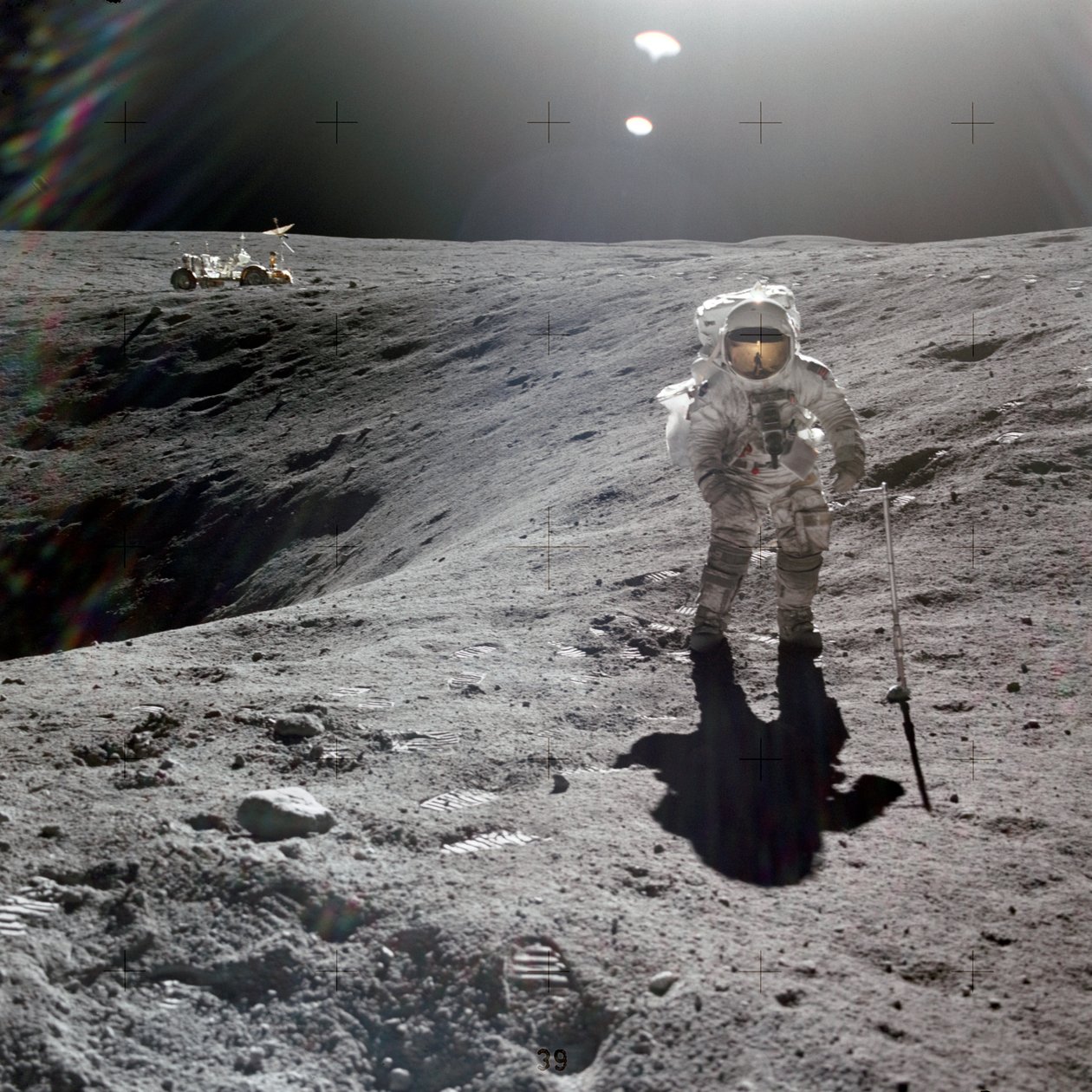Charles M. Duke, Jr., månemodulpilot for Apollo 16-oppdraget, samler måneprøver ved kanten av plommekrateret, april 1972 (bilde) av Unbekannt