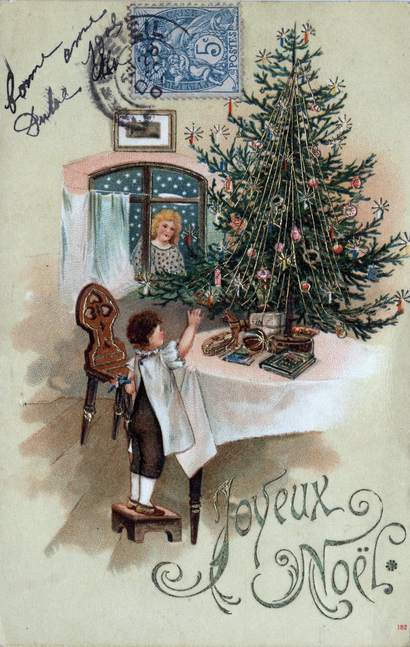 Julekort: et barn foran et juletre poserer på et bord, observert av en engel i vinduet - Postkort datert 1905 av Unbekannt