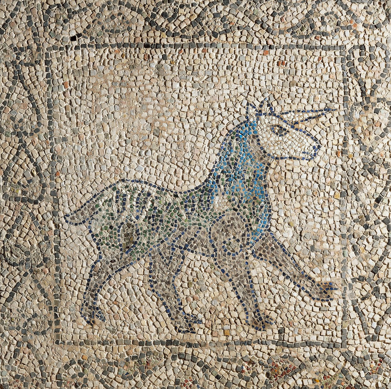 Church of Saint John Evangelist, Fourth Crusade, Fragmenter av mosaikkgulv som representerer enhjørning, Ravenna, Emilia-Romagna, Italia av Benjamin Baud