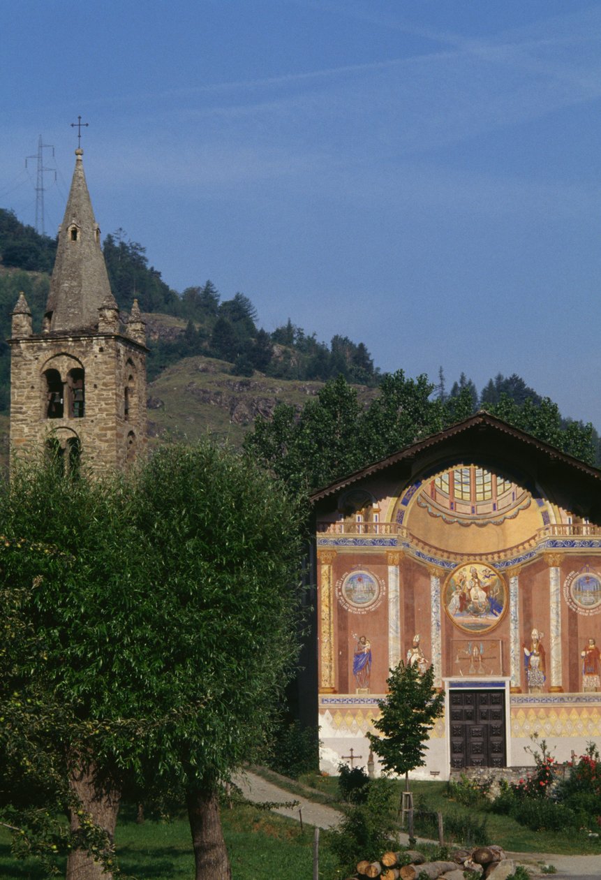 Church of St Leger med senrenessanseklokketårnet, Aymavilles, Aosta-dalen, Italia av William M. Timlin