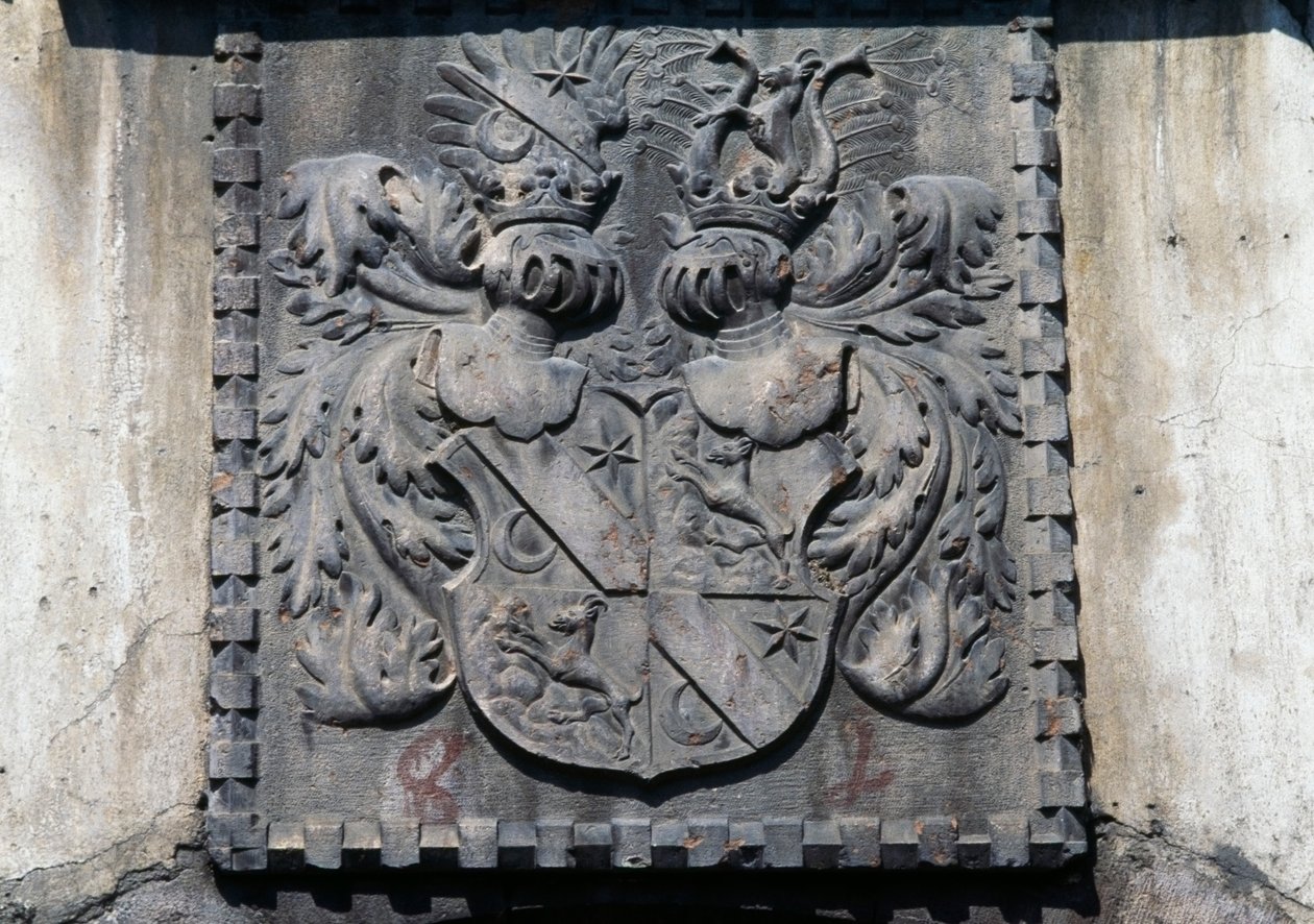 Våpenskjold på tredør til hjemmet i Lavis, Trento, Trentino-Alto Adige, Italia av Benjamin Baud