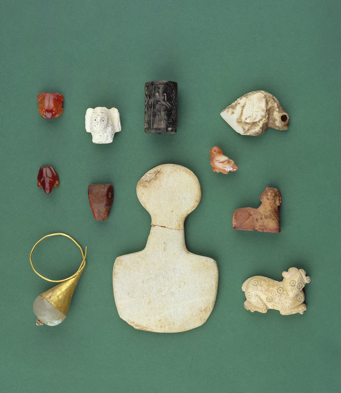 Samling av gjenstander fra det østlige middelhavsområdet, inkludert en sumerisk gribbamulett, en akkadisk serpentinsel og en mesopotamisk karneolfrosk, fra 3300 til 2000 f.Kr. av Unbekannt