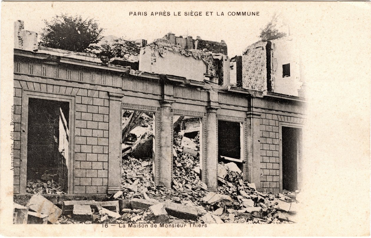 Commune de Paris (1871): Adolphe Thiers herskapshus ble ødelagt etter at eiendommen hans ble konfiskert i mai 1871. Trykk på papp, Dim. 9x14 cm av Unbekannt