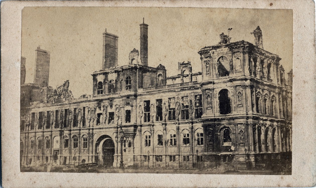 Commune de Paris (1871): utsikt over rådhuset etter brannen i mai 1871. Anonym fotografering. Trykk på papp Dim. 10x7 cm av Unbekannt