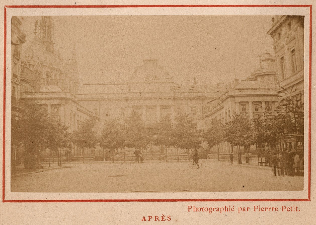 Commune de Paris (1871): utsikt over Palais de Justice i Paris etter brannen i mai 1871. Fotografi av Pierre Pepetit. Trykk på papp, Dim. 9x5,4 cm av Unbekannt