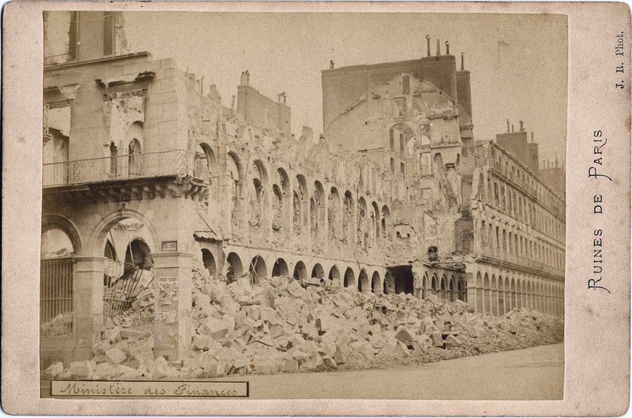 Commune de Paris: utsikt over ruinene av finansdepartementet i Paris i mai 1871. Fotografi JR Dim. 16,3X10,8 cm av Unbekannt