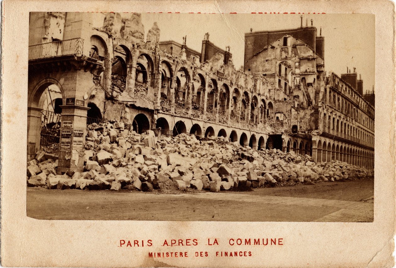 Commune of Paris (1871) sett fra Finansdepartementet detruit. Fotografering. Trykk på papp Dim. 10,4x6,9 cm av Unbekannt