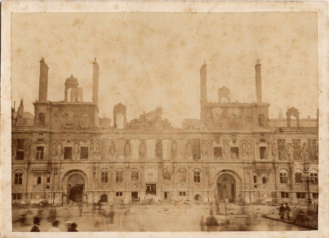 Kommune i Paris (1871): utsikt over rådhusbrannen i mai 1871. Anonym fotografering, trykk på papp Dim. 15x10 cm av Unbekannt