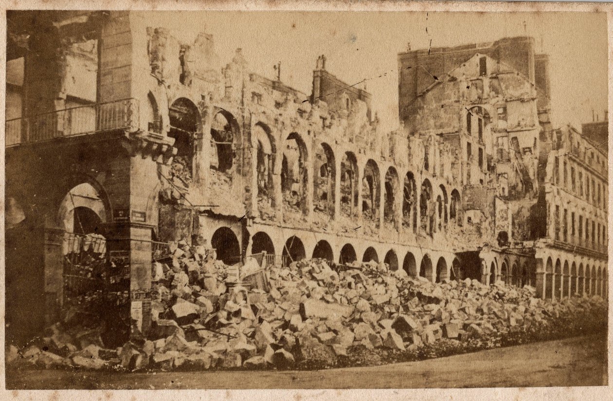 Kommune i Paris (1871): utsikt over finansdepartementet etter brannen i mai 1871. Fotografi. Trykk på papp Dim. 10x6,9 cm av Unbekannt