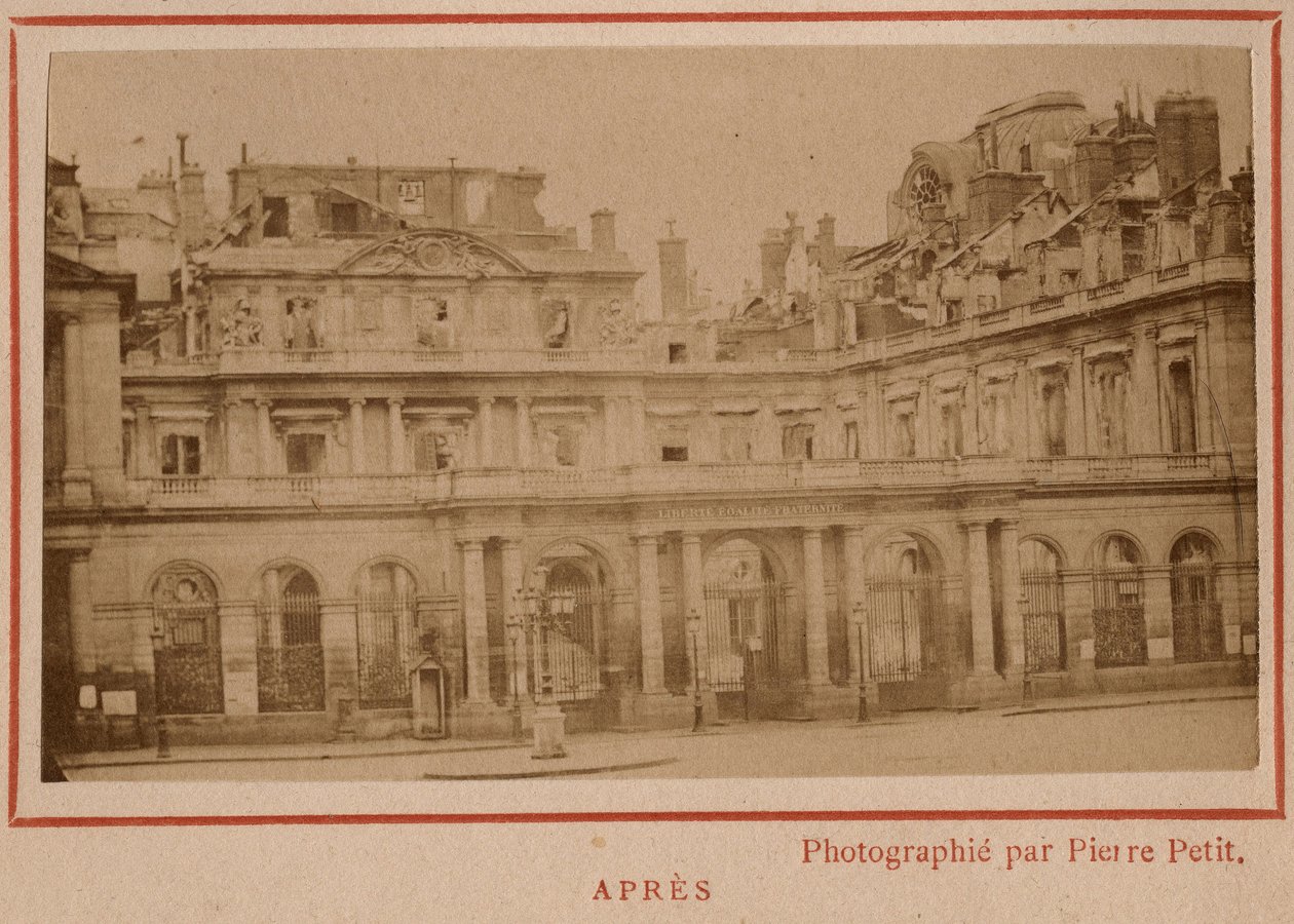 Kommune i Paris (1871): utsikt over Palais-Royal (Palais Royal) i Paris etter brannen i mai 1871. Fotografi av Pierre Pepetit. Trykk på papp, Dim. 9x5,4 cm av Unbekannt