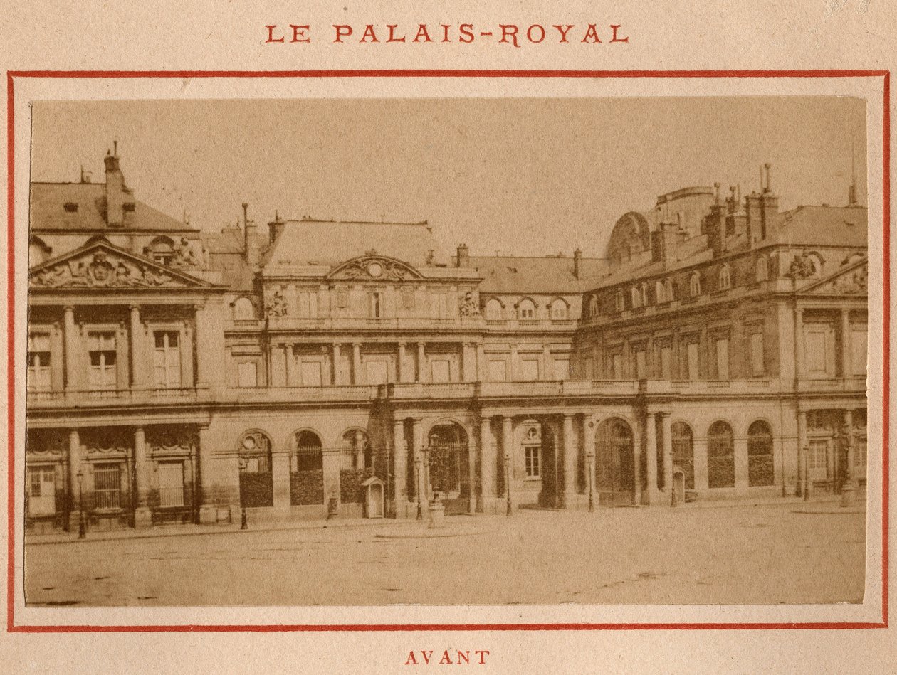 Kommune i Paris (1871): utsikt over Palais-Royal (Palais Royal) i Paris før brannen i mai 1871. Fotografi av Pierre Pepetit. Trykk på papp, Dim. 9x5,4 cm av Unbekannt