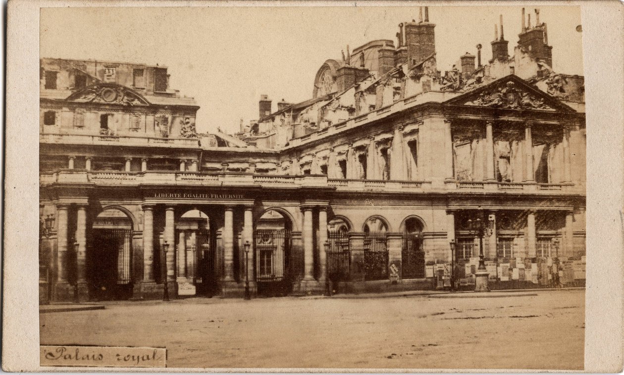 Kommune i Paris (1871): utsikt over Palais-Royal etter brannen i mai 1871. Anonym fotografering. Trykk på papp Dim. 10x6,9 cm av Unbekannt