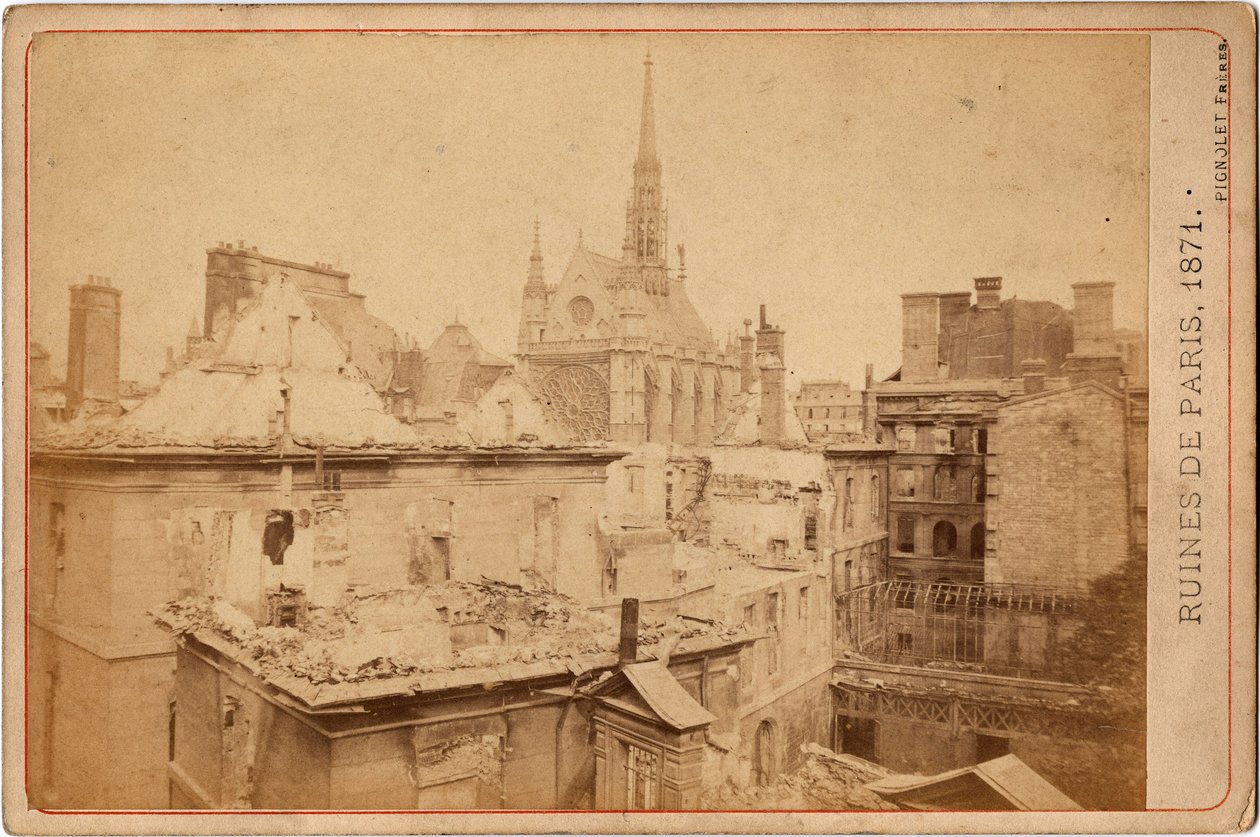 Kommune i Paris: utsikt over ruinene av Palais de Justice og Sainte Chapelle i Paris i mai 1871. Fotografi Pignolet brødre. Dim. 16,3X10,8 cm av Unbekannter Künstler