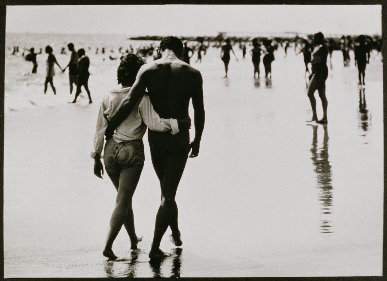 Par går i vannet på Coney Island, New York City, uten tittel 46, ca. 1953-64 (s/hvitt-bilde) av Unbekannter Künstler