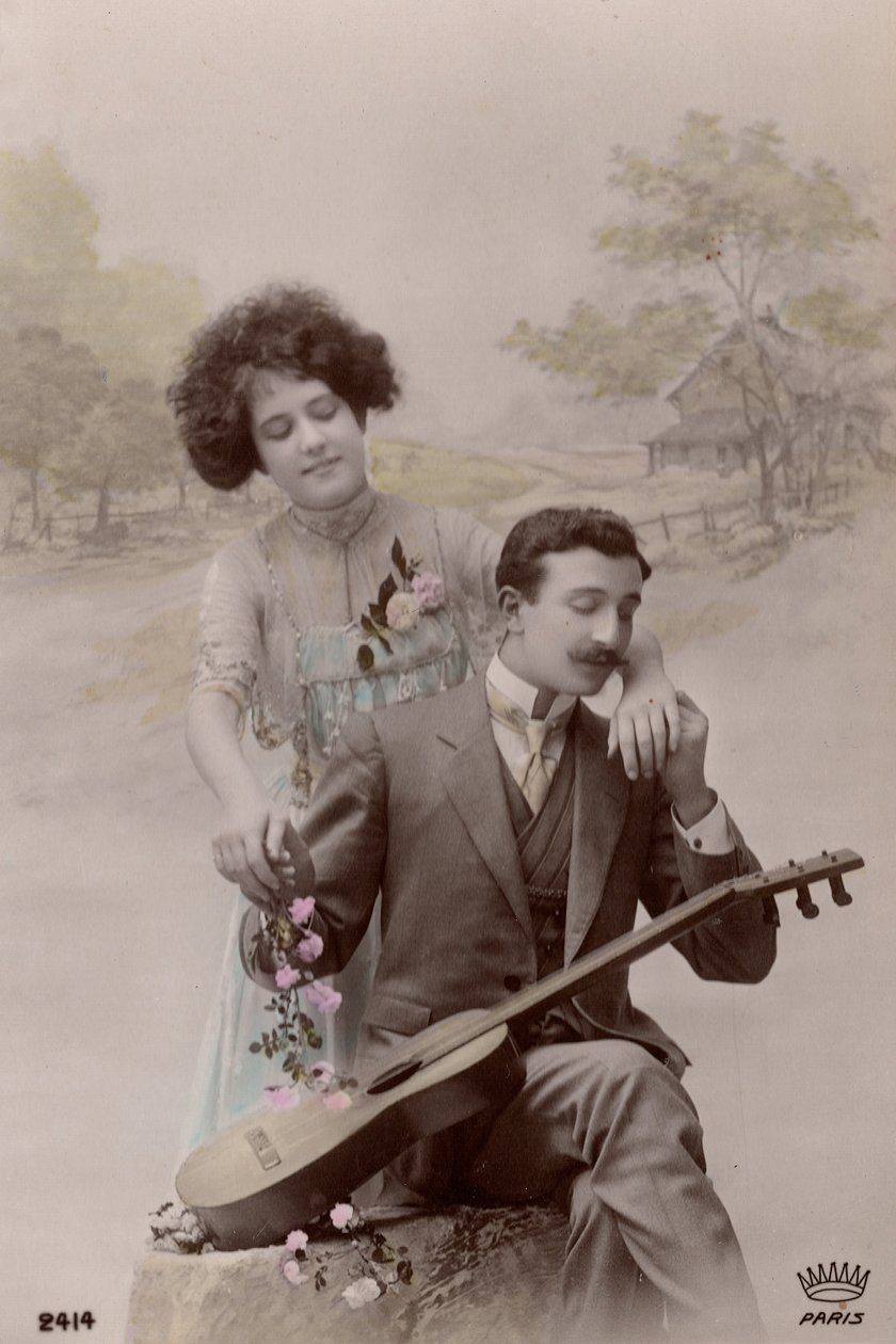 Par med blomster og spansk gitar, Frankrike, ca. 1910 (postkort) av Unbekannter Künstler