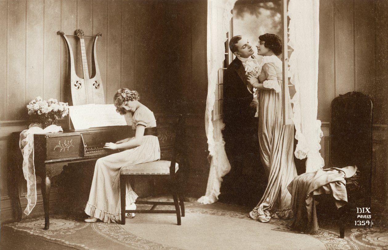 Fritterende par og ung jente som spiller Pianoforte, Paris, ca. 1920 (postkort) av Unbekannter Künstler