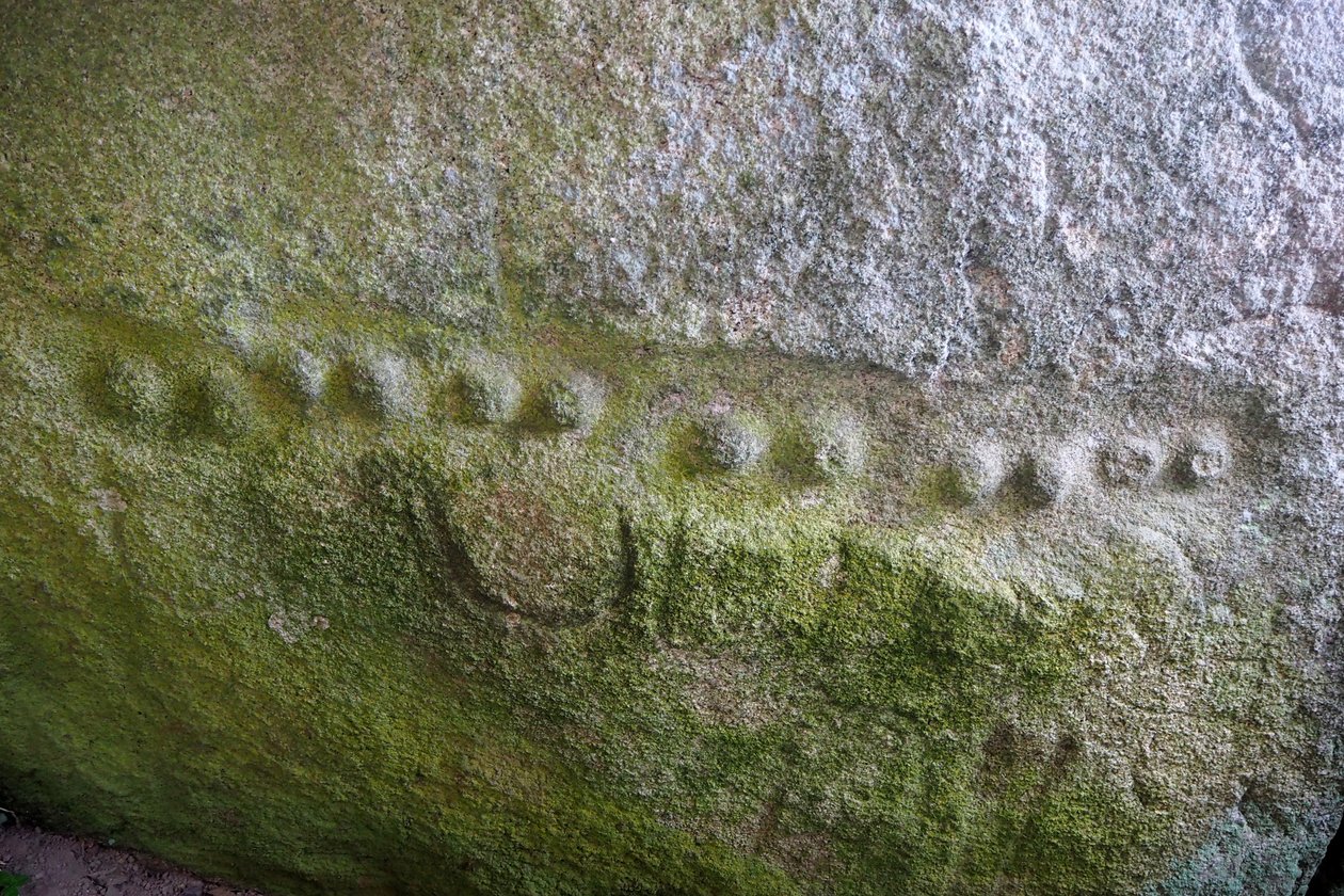 Dekket Alle av Kerguntuil, Interior of the Dolmen, detaljgravering i prikker. Omtrent -2000 f.Kr., Tregastel, Côtes-d