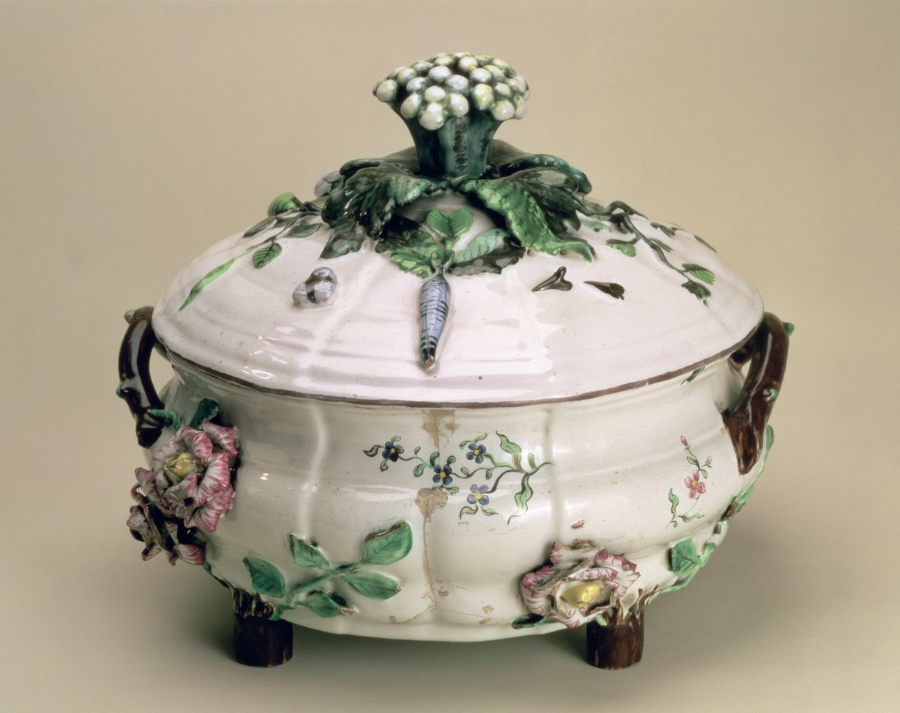 Dekket terrin, dekorert med påført ornament av blomster og grønnsaker, av Johan Ludwig Eberhard Ehrenreich (1722-1803), Marieberg, sent på 1700-tallet (lertøy) av Unbekannt
