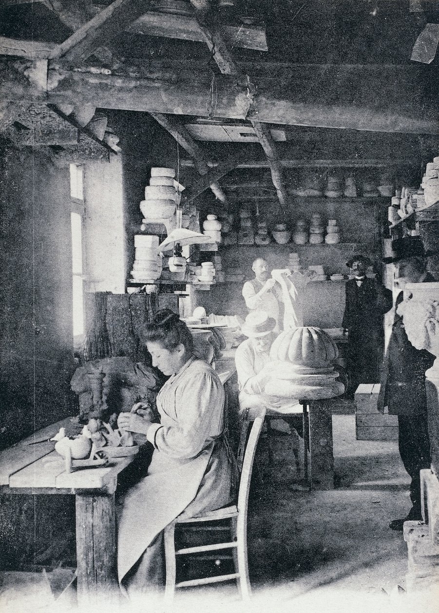 Håndverkere i arbeid som lager Vallauris keramikk, ca. 1900, postkort, Frankrike, 1900-tallet av William M. Timlin