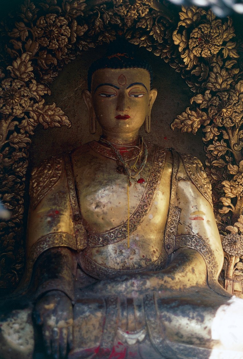 Krypt med statue av Buddha, Swayambhunath (apetempel), Kathmandu-dalen (Unescos verdensarvliste av William M. Timlin
