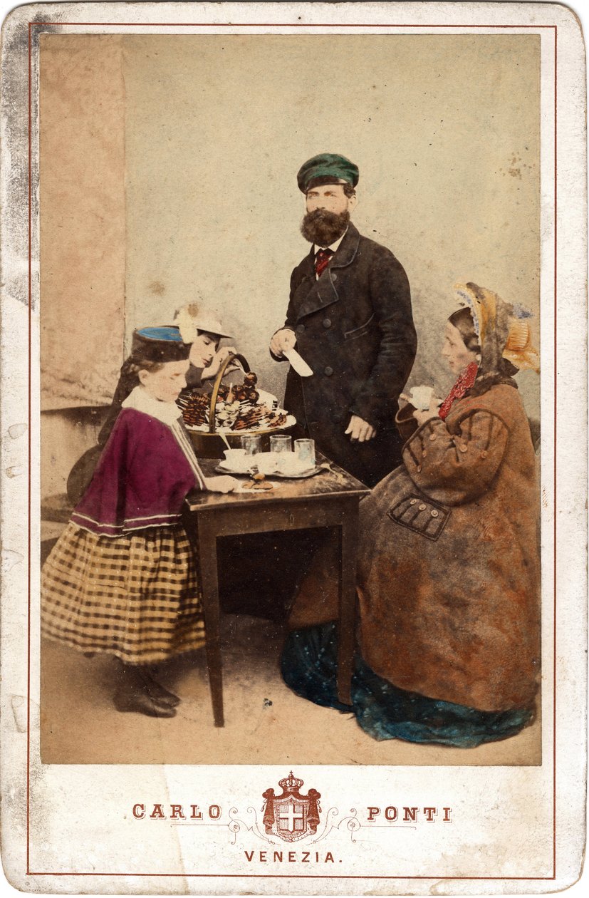 Daglig liv, en familie gjenforent rundt et bord med kaker og kafé, Venezia. 1800-tallet Trykk på papp Dim. 11x16,5 cm av Unbekannt