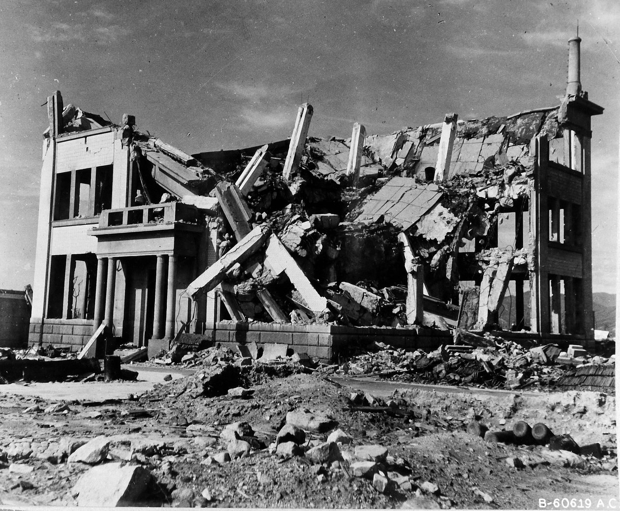 Ødelagt Chugoku Coal Distribution Company-bygning i Hiroshima (også kjent som Hiroshima Gas Company; Building 12), Japan, 8. november 1945 (s/hv-bilde) av Unbekannt