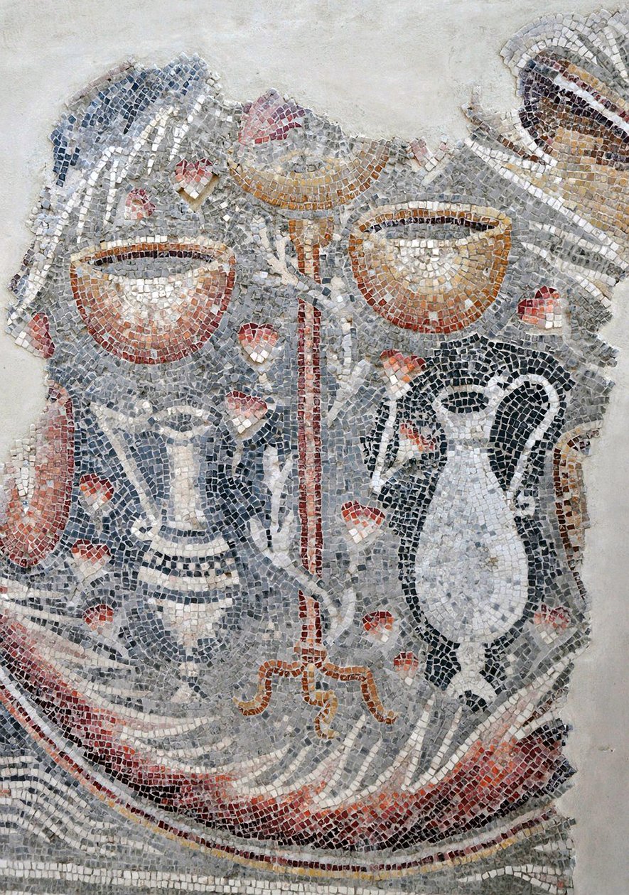 Detalj fra et mosaikkgulv som viser kopper, vinkanner og karafler fra den samaritanske synagogen ved El-Khirbe, Vestbredden, 4. århundre e.Kr. (mosaikk) av Unbekannt
