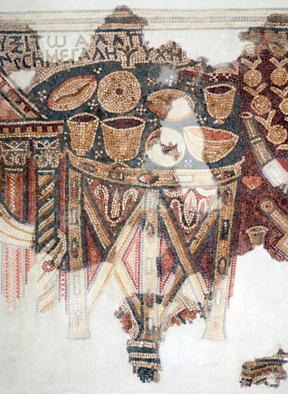 Detalj fra et mosaikkgulv som viser offerbordet med kopper, skåler og brød fra den samaritanske synagogen ved El-Khirbe, Vestbredden, 4. århundre e.Kr. (mosaikk) av Unbekannt