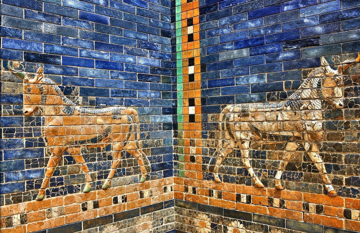Detalj fra 1930-tallets rekonstruksjon av Ishtar-porten fullført med originale murstein fra ca. 575 f.Kr., Pergamon-museet, Berlin, Tyskland (bilde) av Unbekannter Künstler