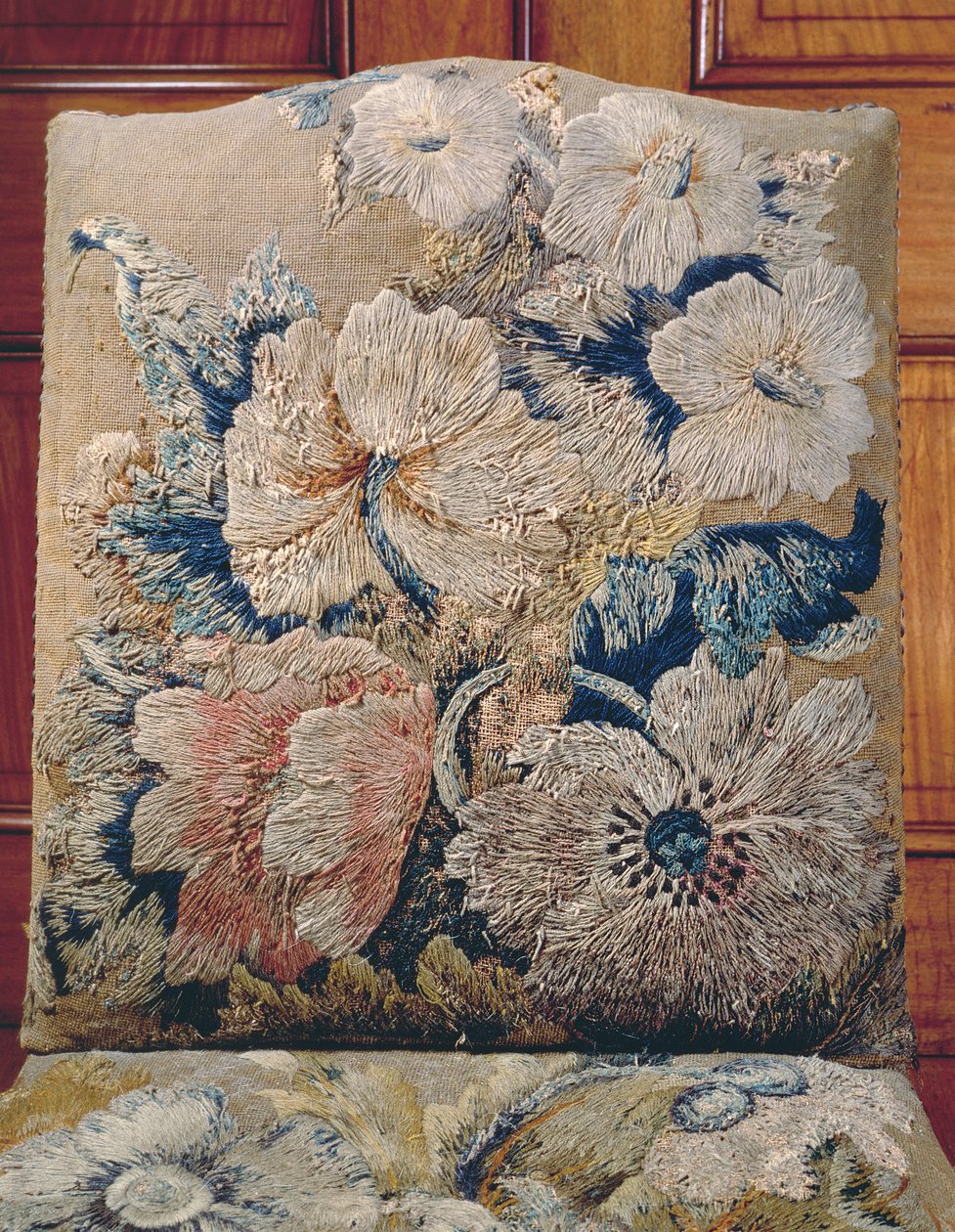 Detalj av et omslag laget av Jane Allgood, store blomster gjengitt i lang og kort søm i crewels og silke chenille, gammel gullbakgrunn i teltsøm av Unbekannt